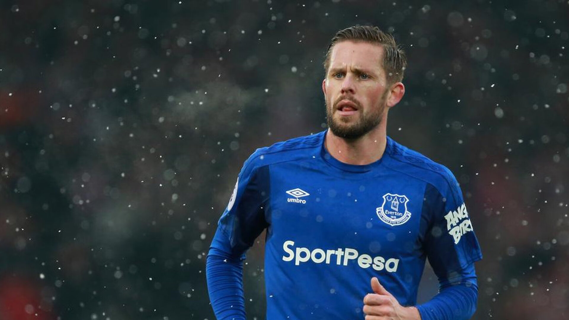 绿茵场上的逆袭者,阿尔瓦雷斯关键时刻挺身而出,几内亚力克爱尔兰